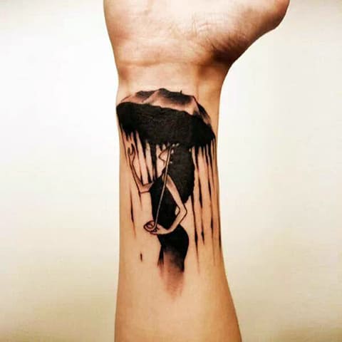Fille tatouée avec un parapluie sur le poignet