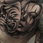 fille tatouée déguisée