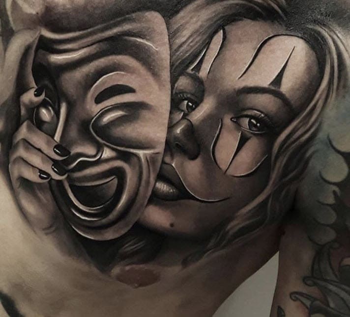 Fille tatouée avec un masque