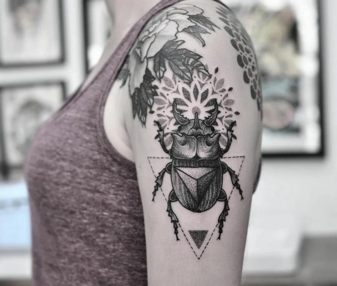 Tatouage fille Coccinelle