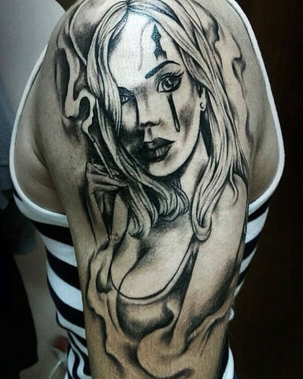 Fille tatouée sur l'épaule