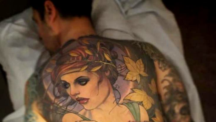 Tatouage de filles sur l'avant-bras pour les hommes