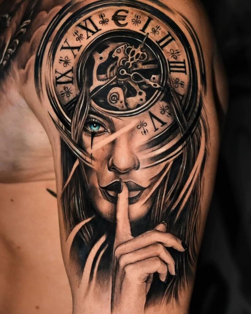 Fille tatouée avec une horloge sur l'épaule