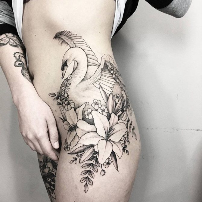 Tatouage pour filles Lily avec cygne sur la cuisse
