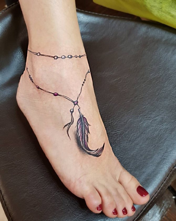 Tatouage sur une jambe de fille