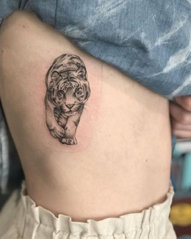 Tatouages de côtes pour les filles