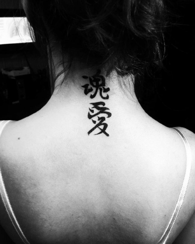 tatouages de filles au cou