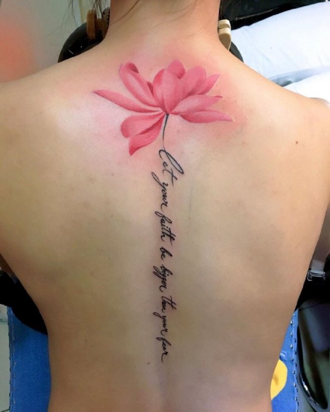 Tatouage pour une fille sur son dos