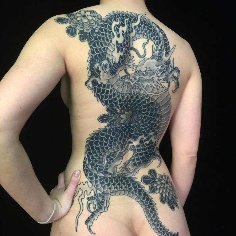 tatouage de dragon sur le dos