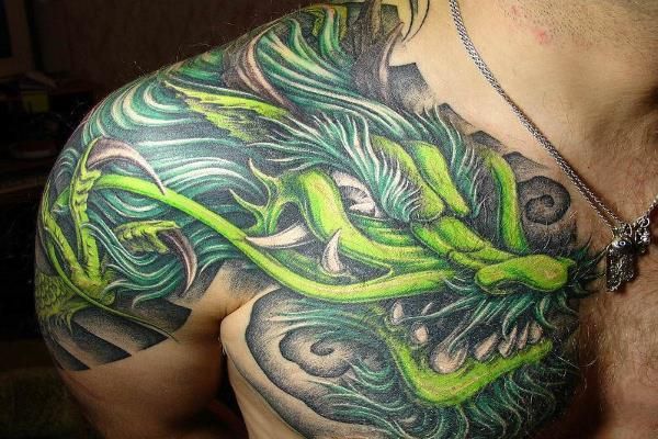 Tatouage de dragon dans la cabine du Tatu-77