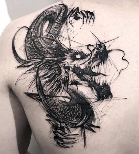 Tatouage de dragon sur l'omoplate d'un homme