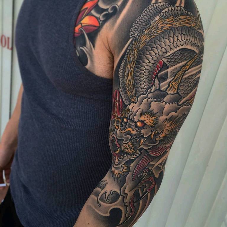 tatouage de dragon sur l'épaule
