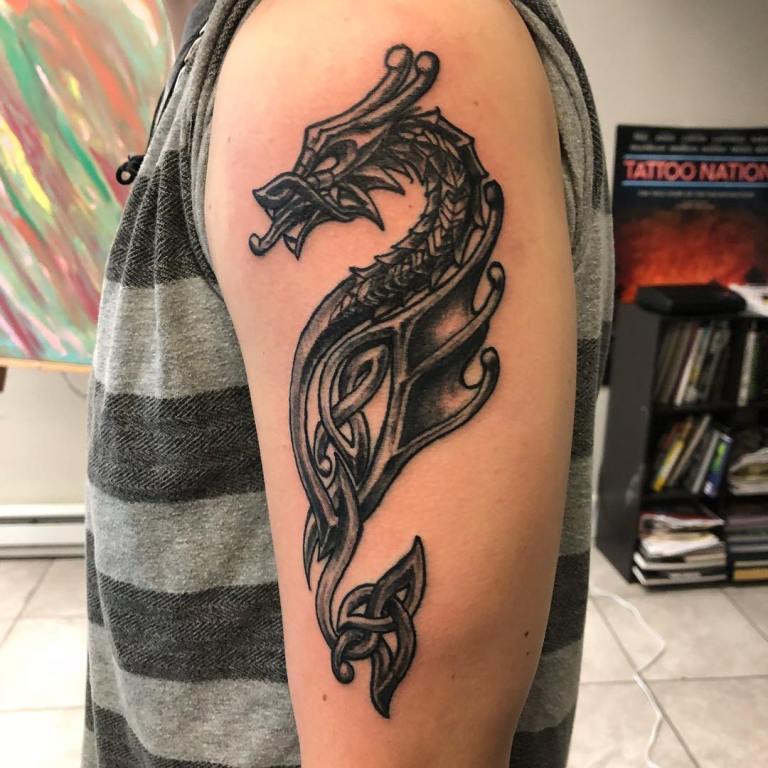 tatouage de dragon sur la main