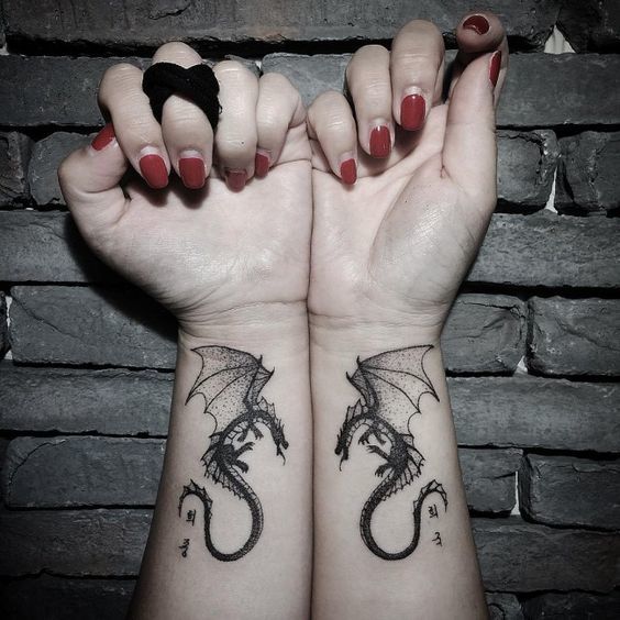 Le tatouage du dragon est très beau.