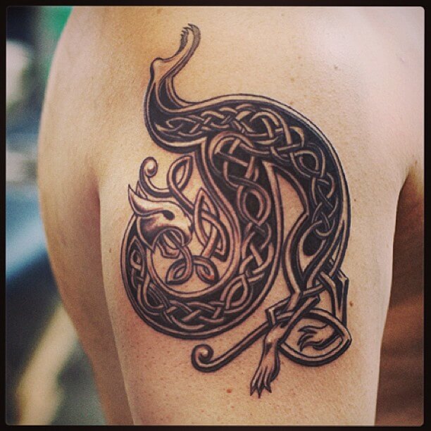 Tatouage du signe ancien sur son épaule