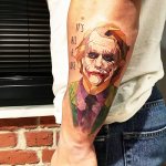 Tatouez le Joker sur votre bras, votre avant-bras, votre jambe. Croquis, photo, signification