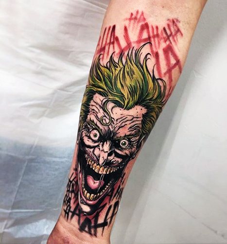 Tatouez le Joker sur votre bras, votre avant-bras, votre jambe. Croquis, photos, signification