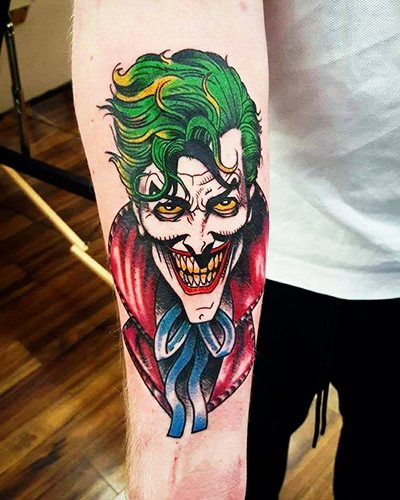 Tatouage Joker sur le bras, l'avant-bras, la jambe. Croquis, photo, signification