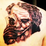 Tatouage du Joker sur son bras, son avant-bras, sa jambe. Croquis, photo, valeur