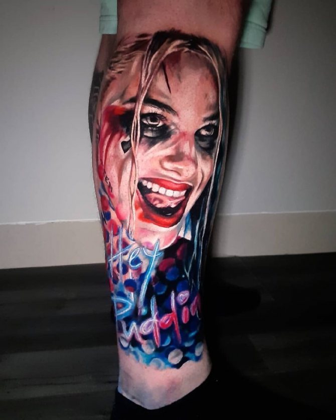 tatouage d'un joker sur le bras