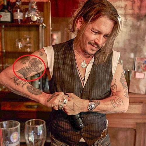 Un tatouage de Johnny Depp. Photos sur son bras, son dos et sa main