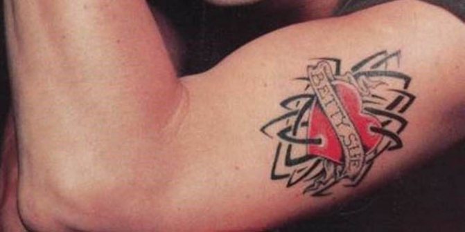Un tatouage de Johnny Depp. Photos sur son bras, son dos et sa main