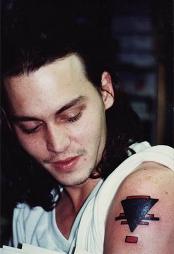 Un tatouage de Johnny Depp. Photos sur son bras, son dos et sa main