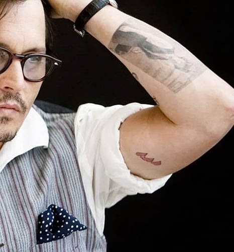 Un tatouage de Johnny Depp. Photos sur son bras, son dos et sa main