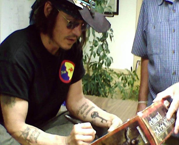 Un tatouage de Johnny Depp. Photos sur son bras, son dos et sa main