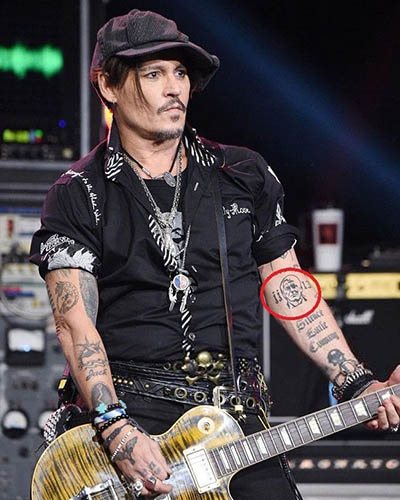 Un tatouage de Johnny Depp. Photos sur son bras, son dos et sa main