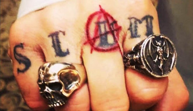 Un tatouage de Johnny Depp. Photos sur son bras, son dos et sa main