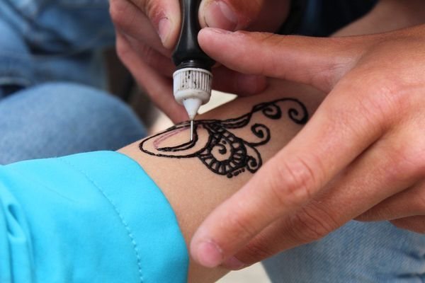Tatouage thème égyptien pour hommes, filles. Esquisses sur le bras, l'avant-bras, les doigts, le sens. Photo
