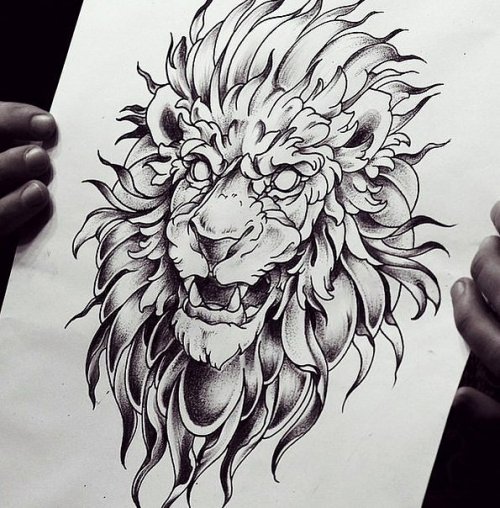 Tatouage masculin noir et blanc, croquis d'un lion avec un sourire