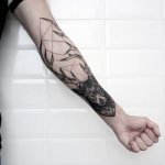Croquis d'un tatouage masculin en noir et blanc sur l'avant-bras