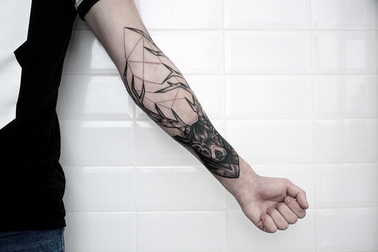 Dessins de tatouage sur l'avant-bras pour les hommes en noir et blanc