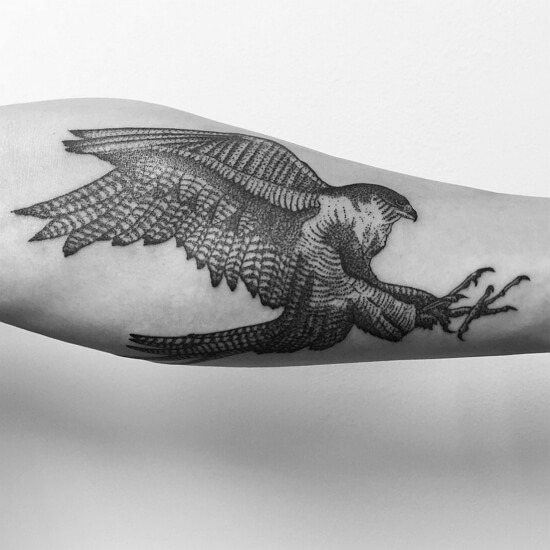 Motifs de tatouage noir et blanc pour hommes sur l'avant-bras