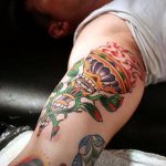 Tatouage d'une torche sur le bras