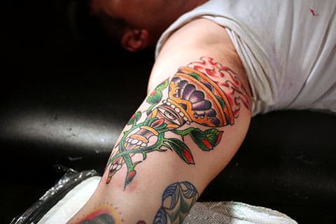 Torche de tatouage à portée de main