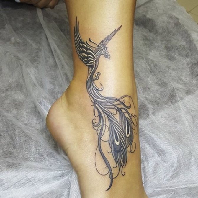 Tatouage d'un phénix sur la jambe d'une femme