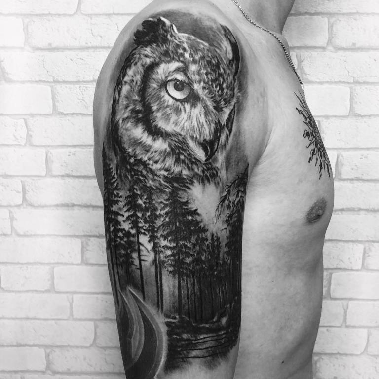 Tatouage de chouette sur l'épaule