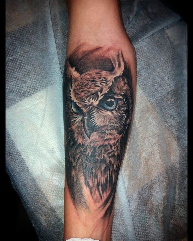 Tatouage de chouette sur l'avant-bras