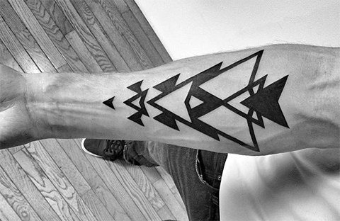 Tatouage de la géométrie sur le bras