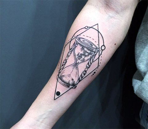 Tatouage de géométrie sur le bras
