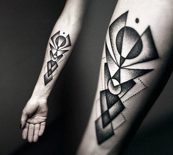 Géométrie du tatouage sur le bras. Croquis de filles, d'hommes, en couleur, en noir et blanc
