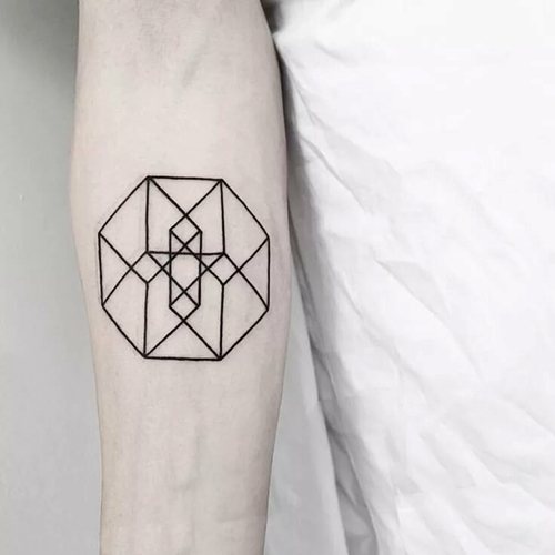 Tatouage de géométrie sur le bras. Croquis de filles, d'hommes, en couleur, en noir et blanc