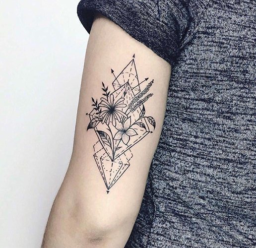 Tatouage géométrique sur le bras. Croquis de filles, d'hommes, en couleur, en noir et blanc