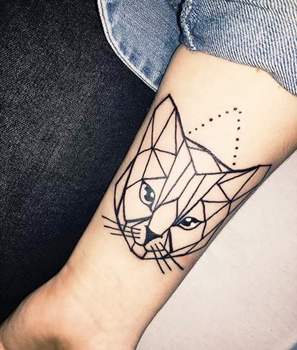Tatouage géométrique sur le bras. Croquis de filles, d'hommes, en couleur, en noir et blanc