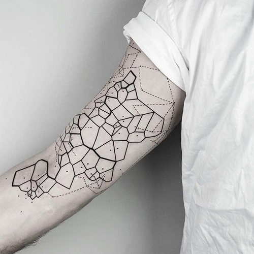 Tatouage géométrique sur le bras. Croquis de filles, d'hommes, en couleur, en noir et blanc