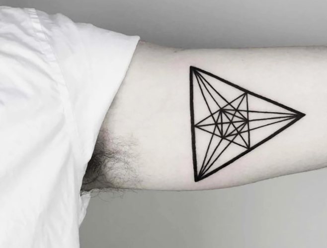 Géométrie du tatouage sur le bras. Croquis pour filles, hommes, colorés, noir et blanc