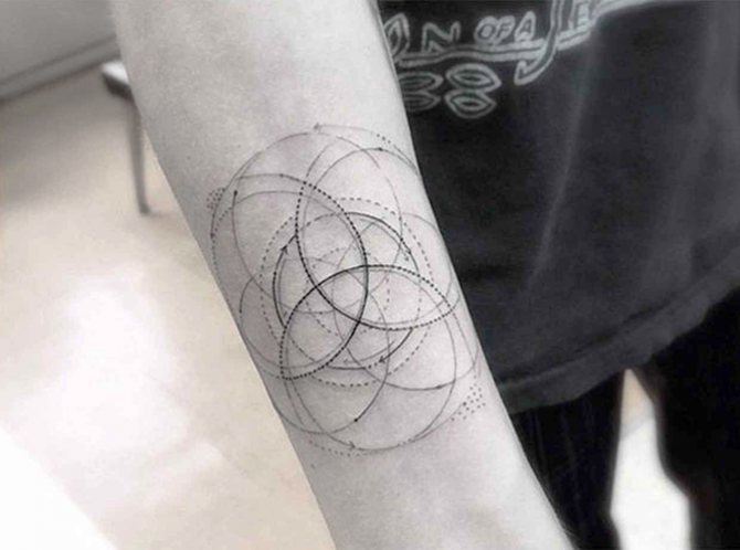 Tatouage géométrique sur le bras. Croquis de filles, d'hommes, en couleur, en noir et blanc